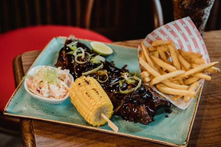 Volledig Rek Met Klassieke Hoisin-Ribben Met Friet