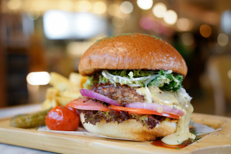 Zì Jiā Zhì Hé Niú Hàn Bǎo Pèi Shǔ Tiáo Homemade Wagyu Burger With French Fries