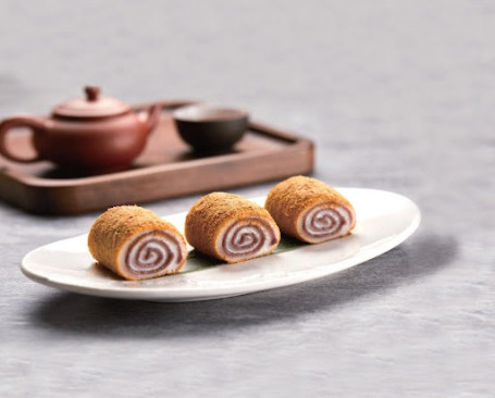 Gōng Tíng Lǘ Dǎ Gǔn Red Bean Glutinous Rice Roll Topped With Peanut