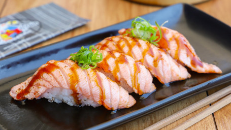 Aburi Zalm Nigiri (4 Stuks)