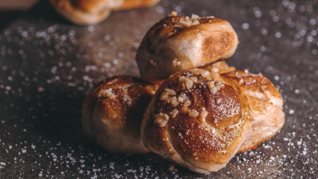 Pretzel Garlic Knots