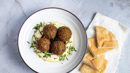 Hummus With Falafel (4 Pcs)