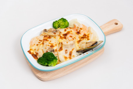 D4. Baked Fried Rice With Seafood And Mushroom In Creamy Sauce