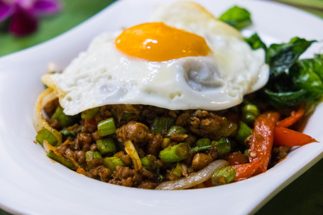 Tài Shì Jī Ròu Suì Jiān Dàn Fàn Set Chicken Pad Ka Prao W/ Jasmine Rice