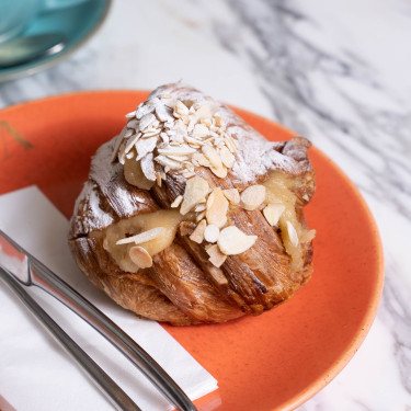 Almond Croissant (Ve) 