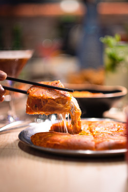 Zhī Shì Pào Cài Jiān Bǐng Pèi Zhī Má Tián Suān Jiàng Cheesy Kimchi Pancake With Sesame Sweet And Sour Sauce