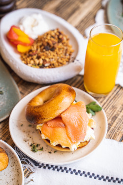 Cream Cheese Smoked Salmon Eggs Bagel Jì Lián Zhī Shì Yān Sān Wén Yú Pèi Chǎo Dàn Bèi Guǒ