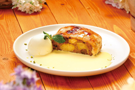 Apple Strudel With Custard Sauce