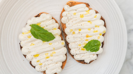 Opgeklopte Ricotta Crostini