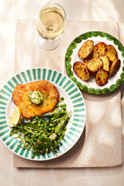 Nieuwe Zomer Pollo Milanese Met Geroosterde Aardappelen