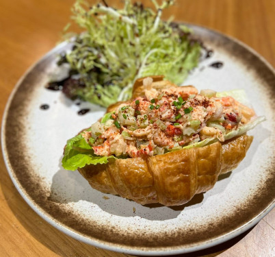 Xiǎo Lóng Xiā Luó Mǎ Shēng Cài Niú Jiǎo Bāo・Shā Lǜ Sriracha Mayo Crayfish Croissant Sandwich W/ Green Salad