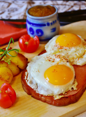 Worstenbroodje Met Ei Maaltijd