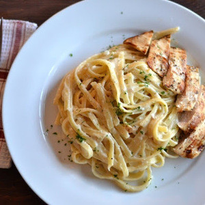 Fettuccine Alfredo Met Gegrilde Kip