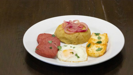 4. Tres Golpe Mangu, Salami, Queso Frito, Huevo