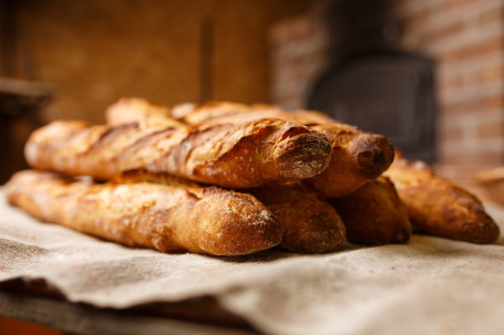 Nieuwe Kip Green Goddess Caprese Melt Gestapelde Geroosterde Baguette