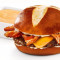 Nieuw! Pretzel Bacon Beer-Cheese Burger