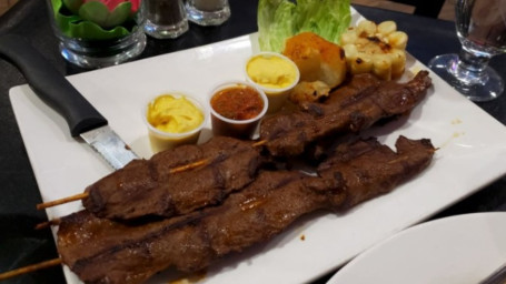 Anticuchos De Corazon Con Papa Dorada