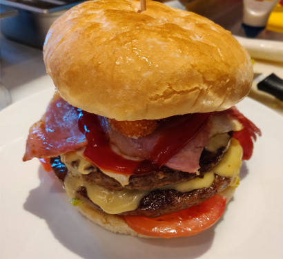 Texan Beef Burger (2 Patties Chips And 3 Onion Rings)